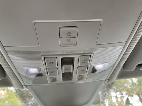 Used 2022 Volkswagen Tiguan SE w/ Panoramic Sunroof Package image 29