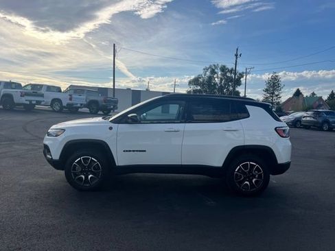 Used 2025 Jeep Compass Trailhawk AWD/4WD image 7