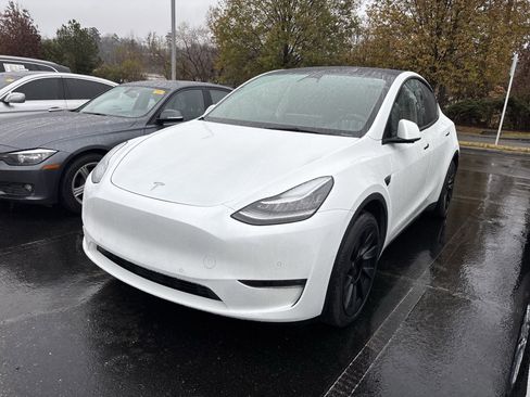 Used 2022 Tesla Model Y Long Range image 13