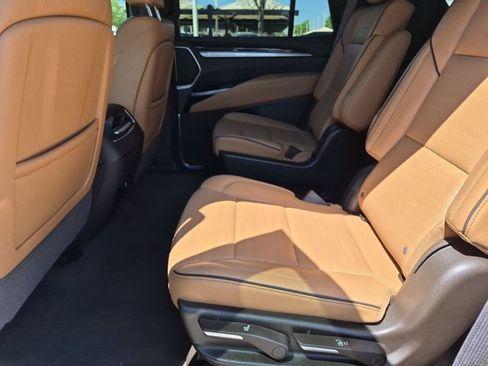 Used 2025 Cadillac Escalade Premium Luxury AWD/4WD image 20