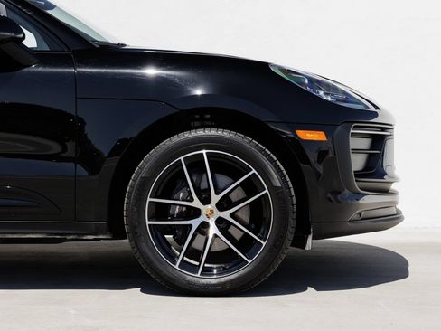 Certified 2025 Porsche Macan AWD/4WD image 11