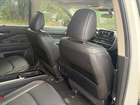 Used 2024 Nissan Pathfinder SL w/ SL Premium Package FWD image 18