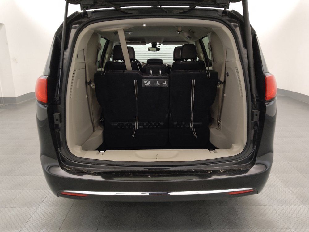 Used 2017 Chrysler Pacifica Touring-L Plus FWD image 29