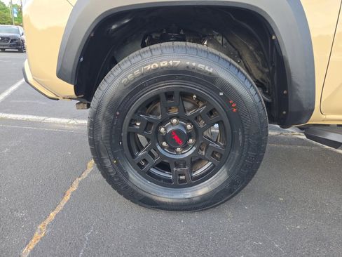 Used 2017 Toyota Tacoma TRD Off-Road w/ Premium & Technology Package image 31