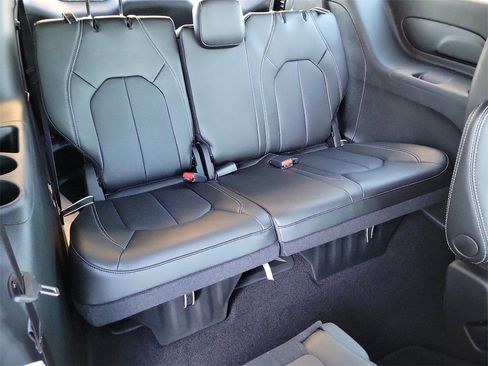 New 2025 Chrysler Pacifica Select image 16