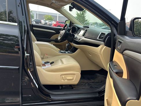 Used 2018 Toyota Highlander XLE AWD/4WD image 11