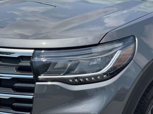 Used 2025 Ford Explorer Active w/ Active Comfort Package image 8