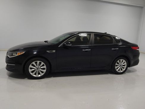 Used 2018 Kia Optima LX w/ 17" Alloy Wheels Package FWD image 2