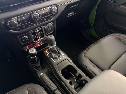 Used 2025 Jeep Wrangler Unlimited Rubicon AWD/4WD image 29
