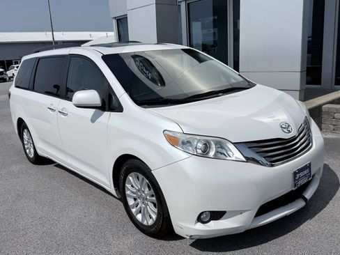 Used 2015 Toyota Sienna XLE w/ XLE Navigation Package FWD image 2