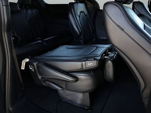 Used 2025 Chrysler Pacifica Select FWD image 60