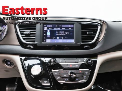 Used 2022 Chrysler Voyager LX image 12