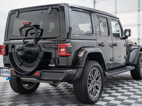 Used 2022 Jeep Wrangler Unlimited Sahara AWD/4WD image 7