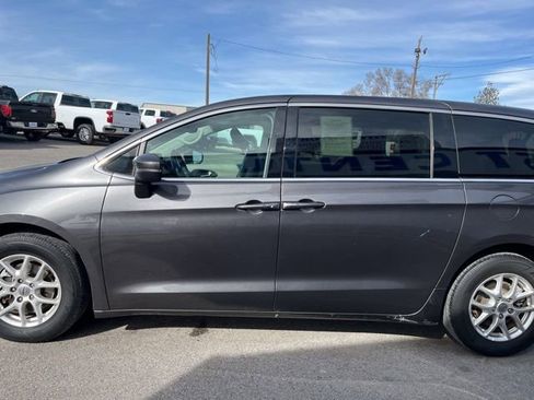 Used 2023 Chrysler Pacifica Touring-L FWD image 6
