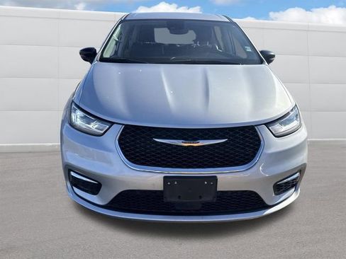 Used 2024 Chrysler Pacifica Touring-L FWD image 13