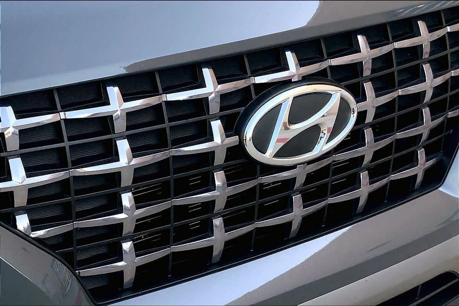 Certified 2025 Hyundai Venue SEL FWD image 31