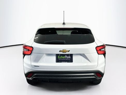 Used 2024 Chevrolet Trax LS FWD image 7