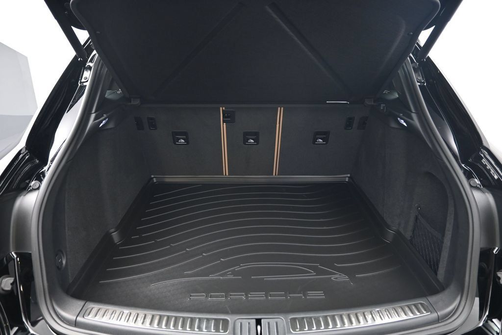 Used 2026 Porsche Macan AWD/4WD image 23