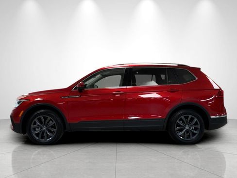 Used 2023 Volkswagen Tiguan SE w/ Panoramic Sunroof Package FWD image 2
