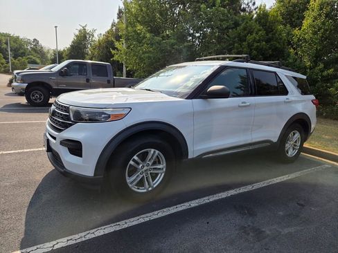 Used 2020 Ford Explorer XLT image 3