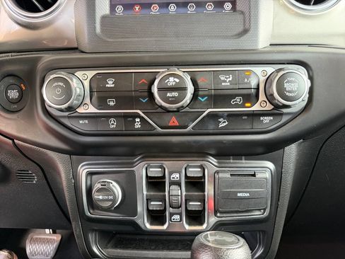 Used 2020 Jeep Wrangler Unlimited Sahara AWD/4WD image 17