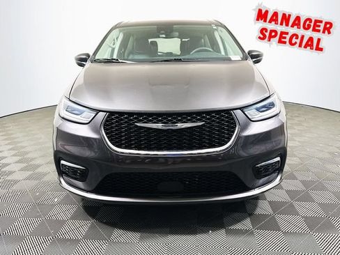Used 2023 Chrysler Pacifica Touring-L FWD image 3
