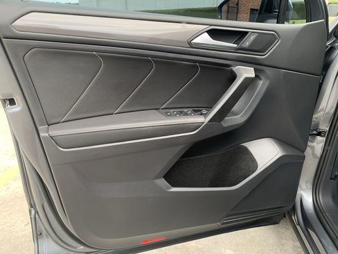 Used 2023 Volkswagen Tiguan SE w/ Panoramic Sunroof Package FWD image 7