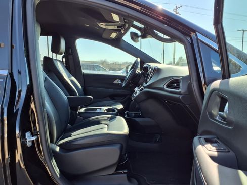 Certified 2025 Chrysler Voyager LX image 22