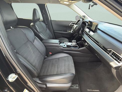 Used 2025 Mitsubishi Outlander SE image 11