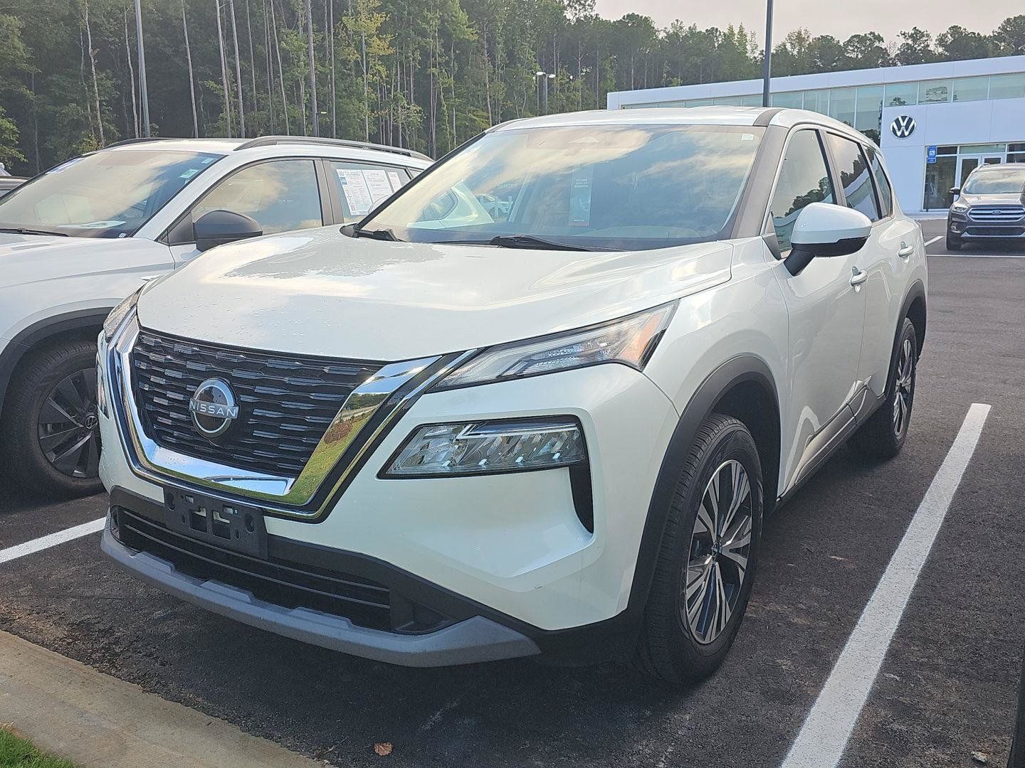 Used 2022 Nissan Rogue SV FWD image 2