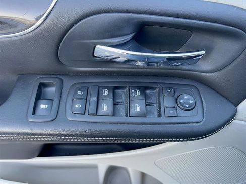 Used 2013 Chrysler Town & Country Touring image 16