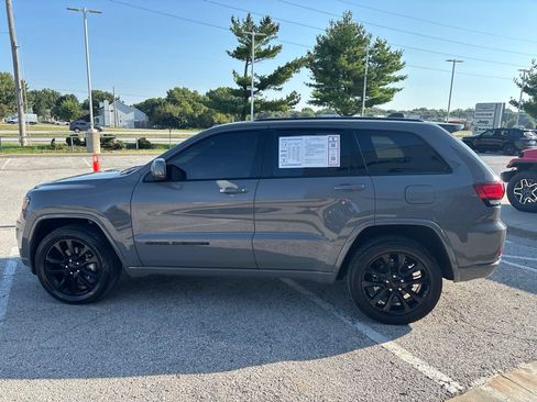 Used 2021 Jeep Grand Cherokee Laredo X AWD/4WD image 5