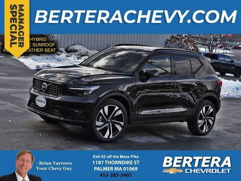 Used 2025 Volvo XC40 B5 Core image 1