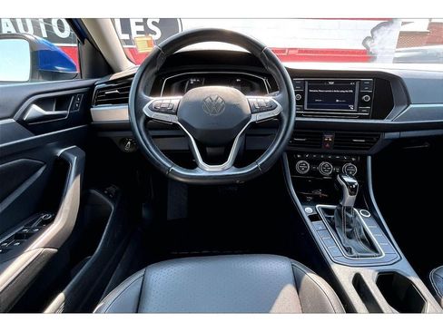 Used 2024 Volkswagen Jetta SE FWD image 6