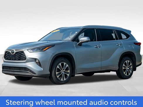 Used 2021 Toyota Highlander XLE AWD/4WD image 3
