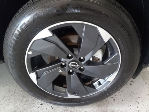 Used 2025 Nissan Rogue SV AWD/4WD image 4