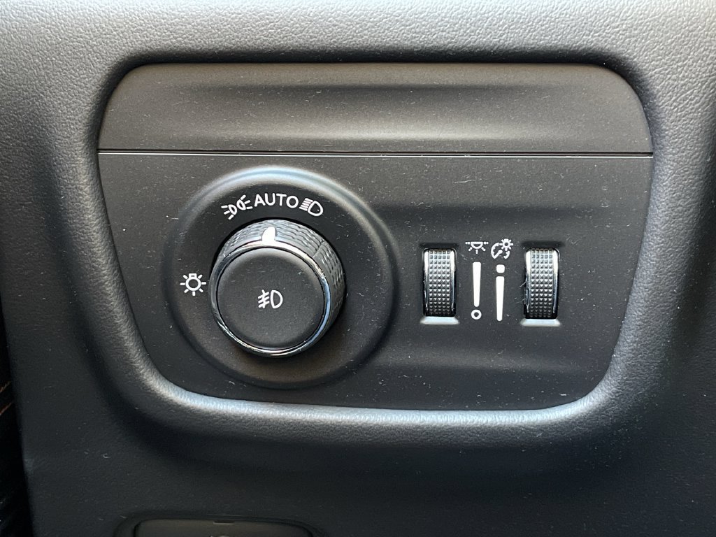 Used 2023 Jeep Grand Cherokee Summit AWD/4WD image 31