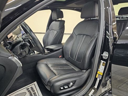 Used 2019 BMW 530e w/ Premium Package image 18