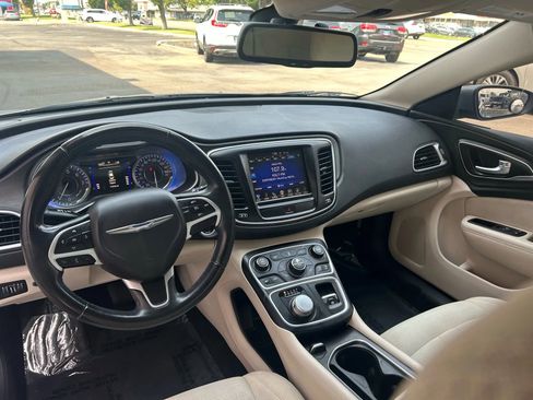 Used 2016 Chrysler 200 Limited w/ Convenience Group image 4