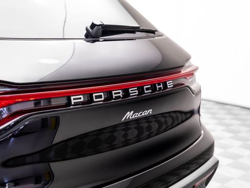 Certified 2025 Porsche Macan AWD/4WD image 31