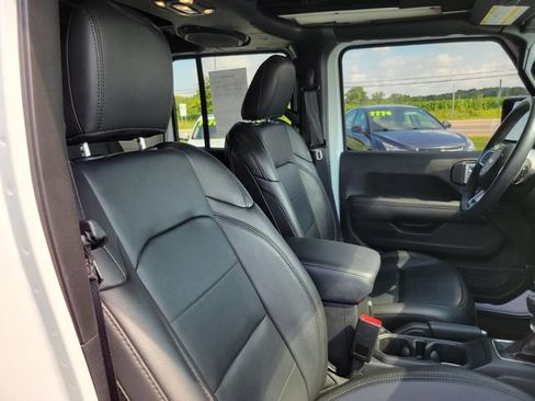 Used 2023 Jeep Wrangler Unlimited Sahara AWD/4WD image 32