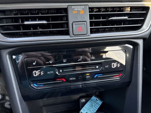 Certified 2025 Volkswagen Taos SE image 26