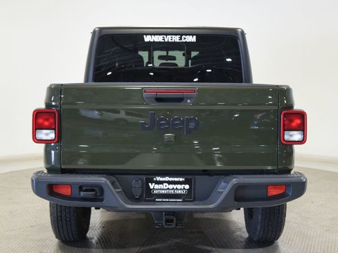 Used 2022 Jeep Gladiator Sport AWD/4WD image 9