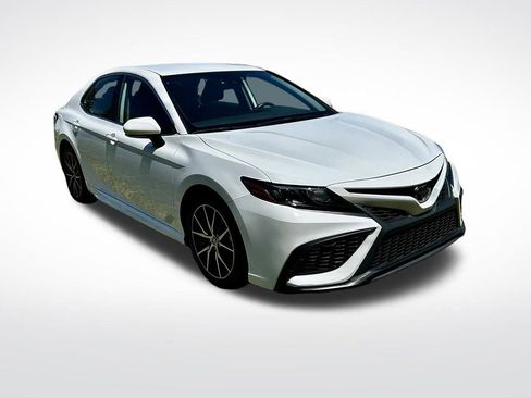 Used 2023 Toyota Camry SE image 2