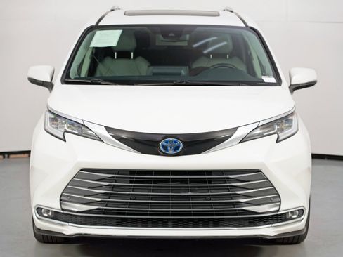 Used 2021 Toyota Sienna Limited image 49