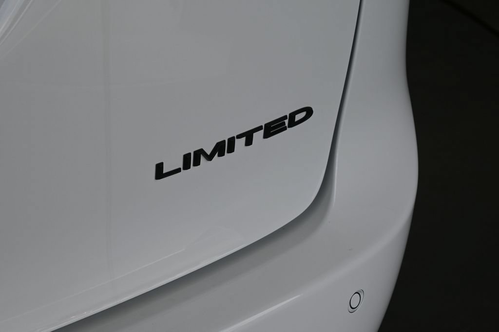 New 2027 Chrysler Pacifica Limited w/ Family Tech Group FWD image 9