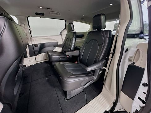 Used 2024 Chrysler Pacifica Touring-L image 23