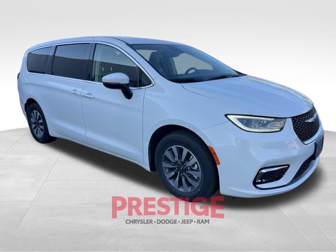 Used 2023 Chrysler Pacifica Touring-L FWD image 5