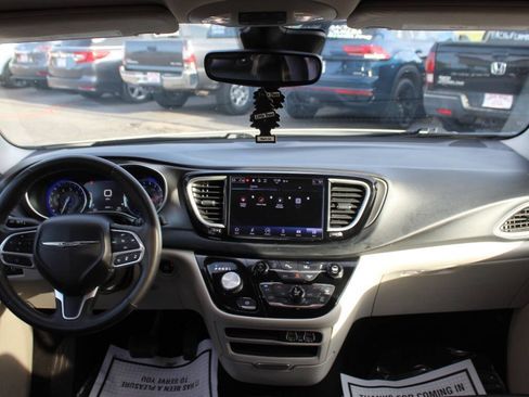 Used 2023 Chrysler Pacifica Touring-L FWD image 19