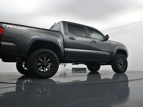 Used 2017 Toyota Tacoma TRD Sport AWD/4WD image 34